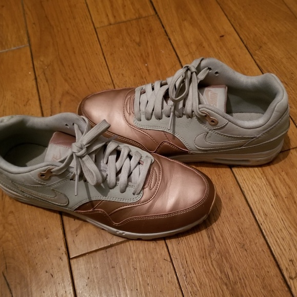 grey and rose gold nike shoes